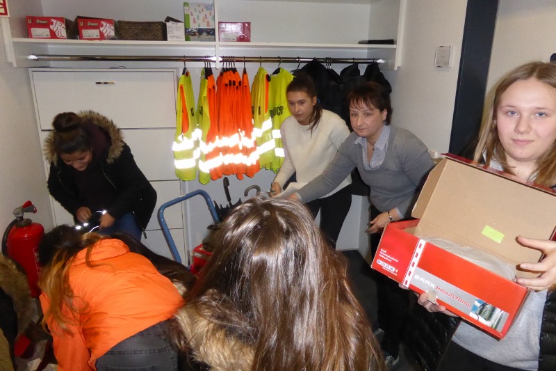 Bevor es zur Führung in den Betrieb ging, mussten alle Warnwesten und Arbeitsschuhe anziehen.